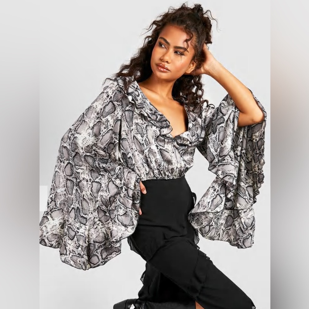 TIE FRONT RUFFLE FLARE SLEEVE BODYSUIT